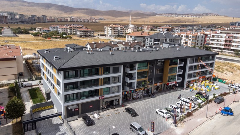 Lavanta — giriş meydanı ve otopark alanı